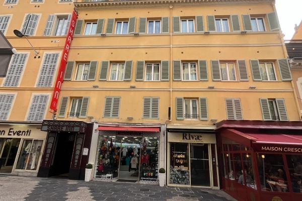 HÔTEL  SHARE INN à NICE (06)