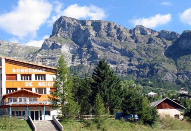 CENTRE DE VACANCES LE BONHOMME DE NEIGE à SAINT-JEAN-SAINT-NICOLAS (05)