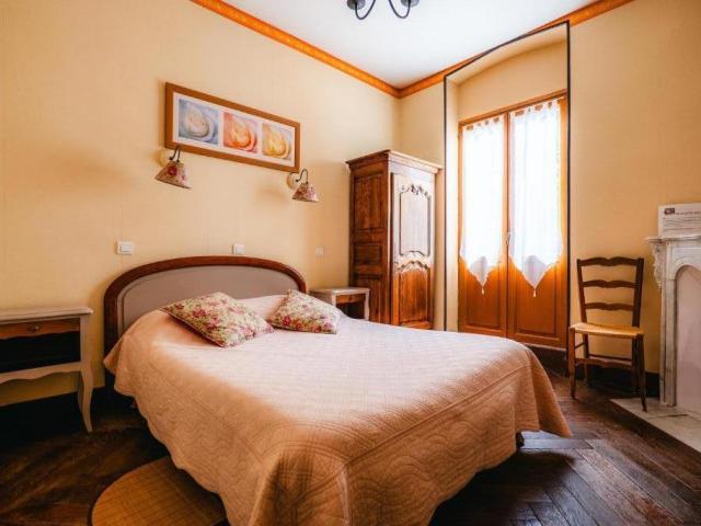 HÔTEL LE VIEUX TILLEUL à SEYNE-LES-ALPES (04)