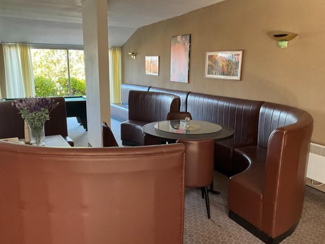 W GALERIE HÔTEL RESTAURANT à GREOUX-LES-BAINS (04)