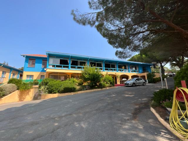 CAMPING DU BONFIN - GRANDE SALLE à FREJUS (83)