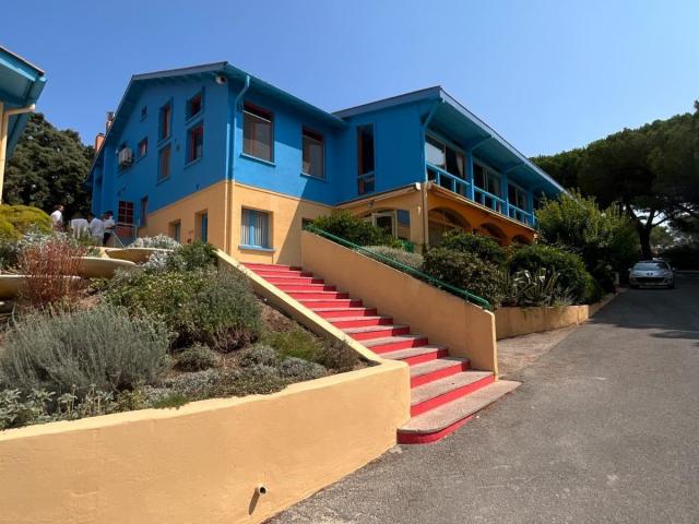 CAMPING DU BONFIN - GRANDE SALLE à FREJUS (83)