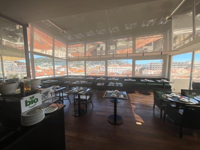 HÔTEL UNIVERS à CANNES (06)