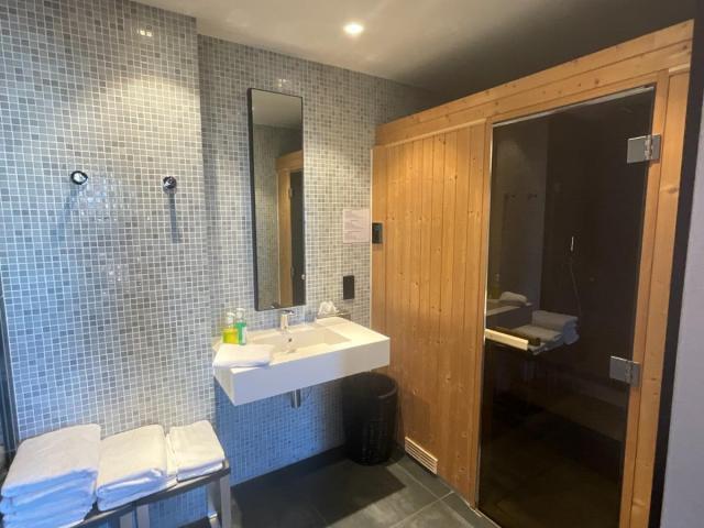 HÔTEL UNIVERS à CANNES (06)