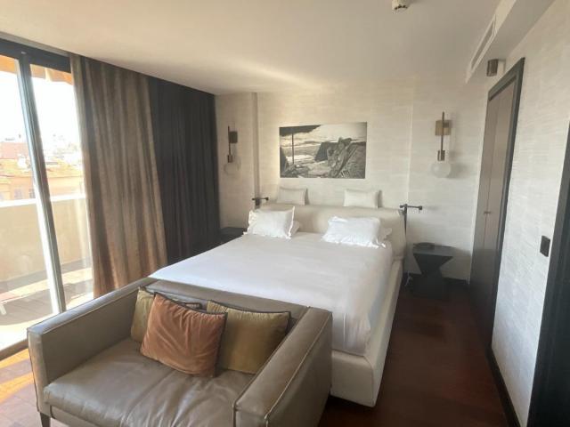 HÔTEL UNIVERS à CANNES (06)