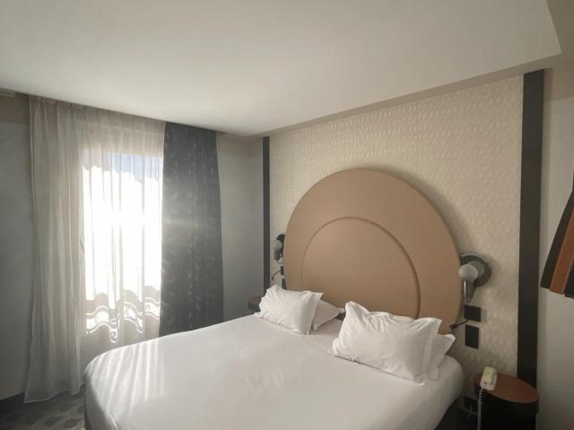 HÔTEL UNIVERS à CANNES (06)