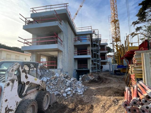 HÔTEL LA PETITE PLAGE à ANTIBES (06)