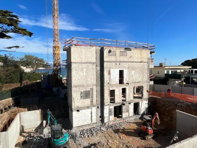 HÔTEL LA PETITE PLAGE à ANTIBES (06)